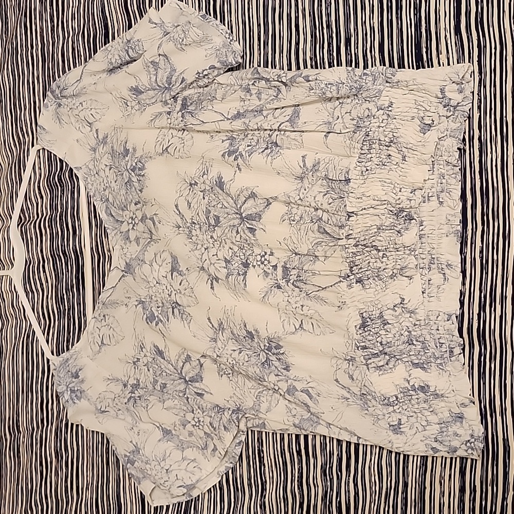 White and blue summer top 💙